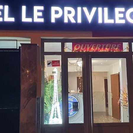 Hotel Le Privilege La Courneuve Εξωτερικό φωτογραφία